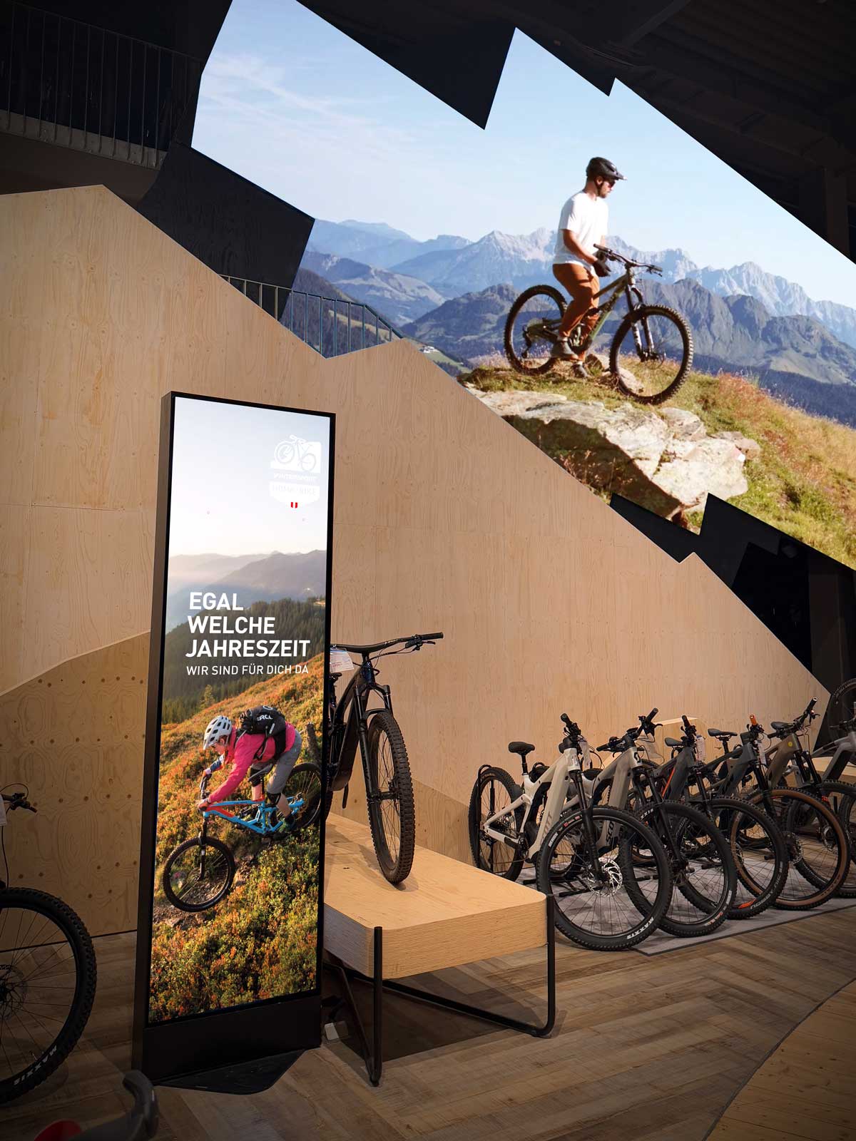 Modernes Digital-Signage-Setting im Handel von Sportartikeln